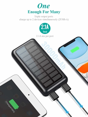 IPhone के लिए IPX5 सौर ऊर्जा संचालित पोर्टेबल चार्जर 30000mAh बैटरी पैक